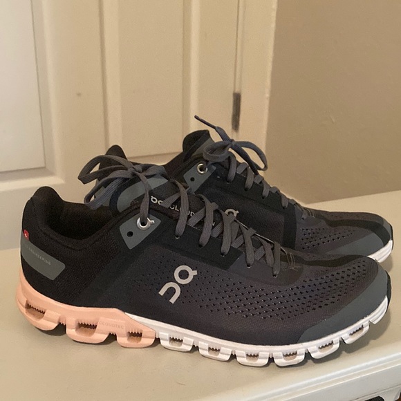 On Running Shoes - Cloud flow Helion women’s 8.5 running shoe- Rock/Rose